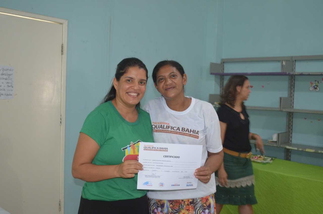 Prefeitura de Camacã entrega Certificado a Concluintes do Curso de Corte de Costura